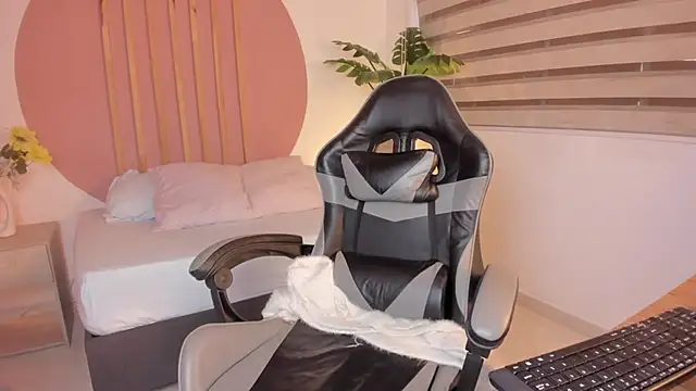 mia curry online show from 10/06/25, 08:06