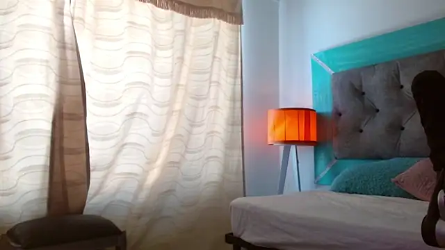 Snapshot of roxx_iie chatting on 10/15/25, 06:30 roxx iie online show from 10/15/25, 06:30