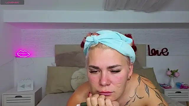 Snapshot of Naughty_kittyy1 chatting on 10/10/25, 06:01 Naughty kittyy1 online show from 10/10/25, 06:01