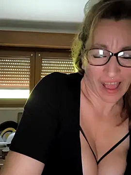 Snapshot of Fifi83Bell chatting on 03/07/26, 02:25 Fifi83Bell online show from 03/07/26, 02:25