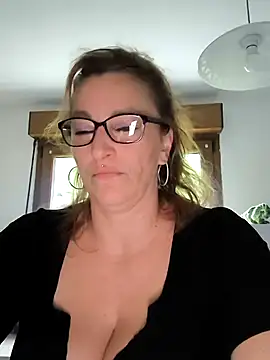Snapshot of Fifi83Bell chatting on 03/20/26, 04:34 Fifi83Bell online show from 03/20/26, 04:34