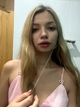  Siennaaa  online show from 10/28/25, 10:45