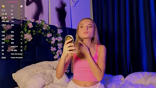 JulieLupo online show from 10/29/25, 06:15