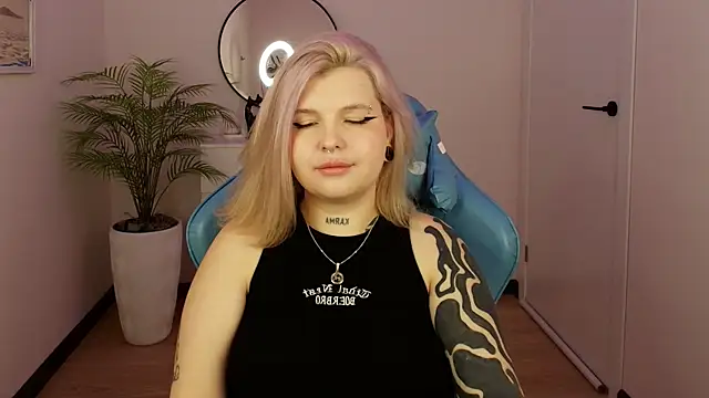 Shad0wPurr online show from 10/10/25, 02:21