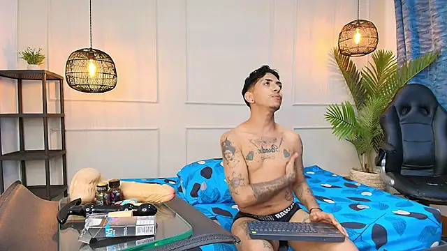 Snapshot of fkenneth_macias chatting on 10/10/25, 04:00 fkenneth macias online show from 10/10/25, 04:00