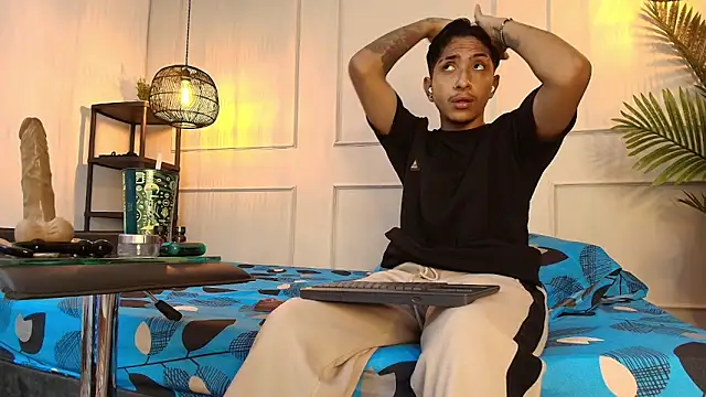 Snapshot of fkenneth_macias chatting on 10/17/25, 03:42 fkenneth macias online show from 10/17/25, 03:42