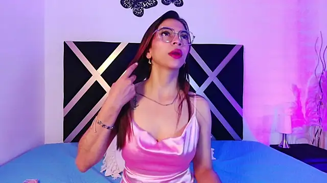 Snapshot of EvangelineBonet chatting on 10/14/25, 12:17 EvangelineBonet online show from 10/14/25, 12:17