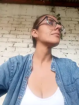 Jade 1-9 online show from 10/31/25, 03:13