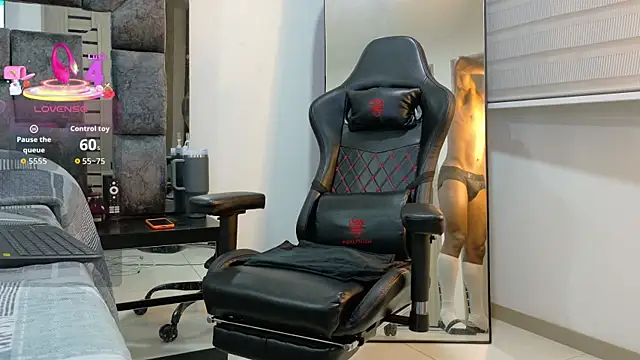 Snapshot of johnjaguar1_ chatting on 10/03/25, 11:18 johnjaguar1 online show from 10/03/25, 11:18