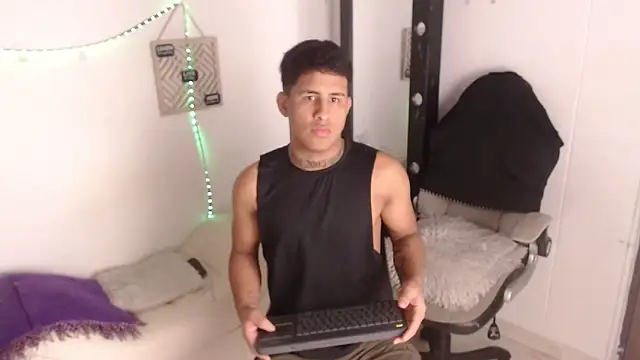 Snapshot of Dylan_horny chatting on 10/10/25, 01:32 Dylan horny online show from 10/10/25, 01:32