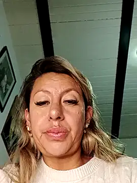 Snapshot of GisellTorres36 chatting on 06/10/26, 04:12 GisellTorres36 online show from 06/10/26, 04:12