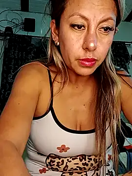 Snapshot of GisellTorres36 chatting on 08/05/26, 03:53 GisellTorres36 online show from 08/05/26, 03:53