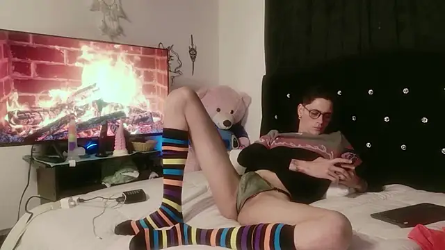 Tyler cat online show from 11/05/25, 01:33