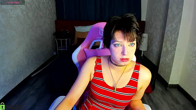 Snapshot of Sara_Frayer chatting on 10/07/25, 01:03 Sara Frayer online show from 10/07/25, 01:03
