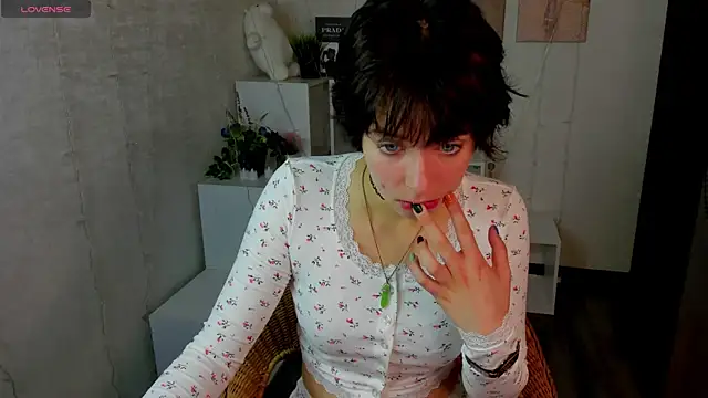 Snapshot of Sara_Frayer chatting on 10/08/25, 01:03 Sara Frayer online show from 10/08/25, 01:03