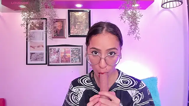 Snapshot of Alana_Martinez_ chatting on 10/11/25, 12:47 Alana Martinez online show from 10/11/25, 12:47