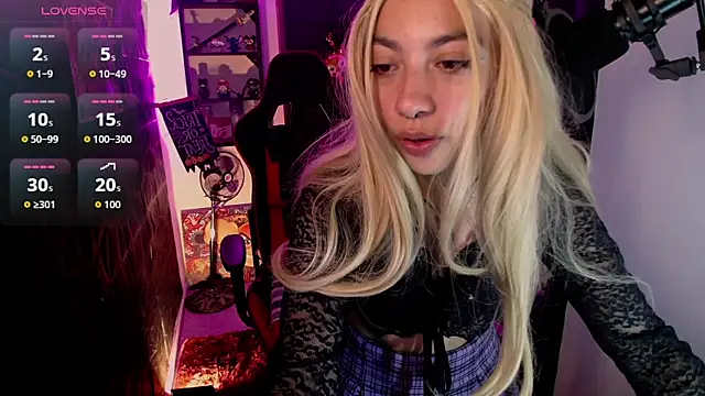 lunarichy22 online show from 11/18/25, 09:41