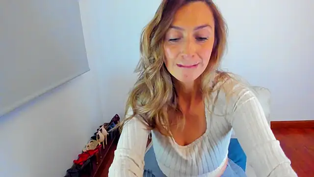 Snapshot of Velourmuse chatting on 06/19/26, 11:08 Velourmuse online show from 06/19/26, 11:08