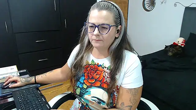 perlagoloza05 online show from 10/28/25, 03:43