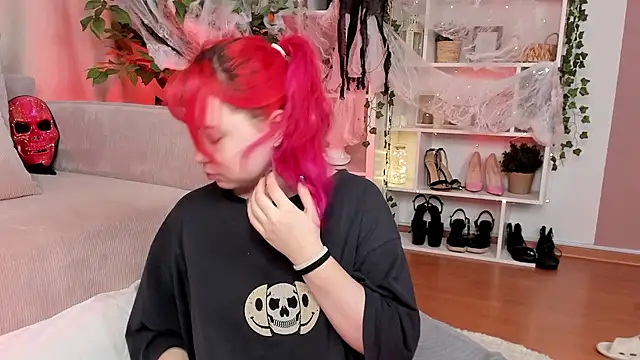 Klee Love online show from 10/24/25, 04:20