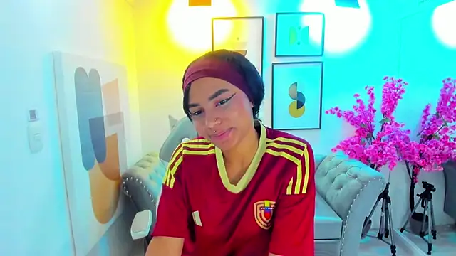 Juliie coper online show from 11/08/25, 12:49