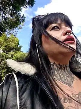 Snapshot of Skarletk chatting on 10/18/25, 01:23 Skarletk online show from 10/18/25, 01:23