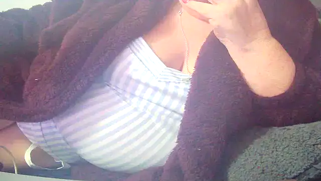 Playful MILF Demi online show from 03/04/26, 09:37