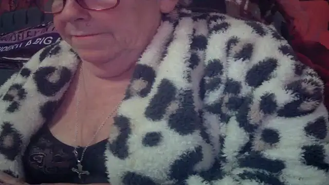 Snapshot of Playful_MILF_Demi chatting on 04/21/26, 09:39 Playful MILF Demi online show from 04/21/26, 09:39