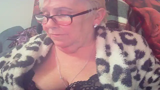 Snapshot of Playful_MILF_Demi chatting on 04/22/26, 09:49 Playful MILF Demi online show from 04/22/26, 09:49