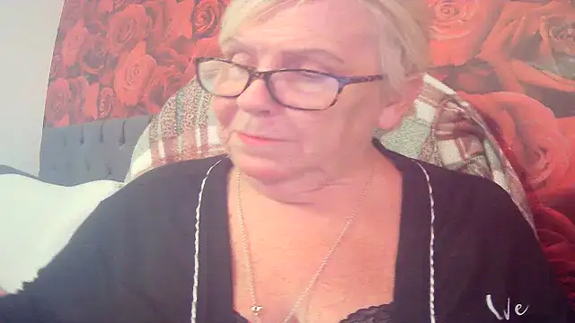 Snapshot of Playful_MILF_Demi chatting on 05/04/26, 12:01 Playful MILF Demi online show from 05/04/26, 12:01