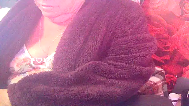 Snapshot of Playful_MILF_Demi chatting on 06/17/26, 09:27 Playful MILF Demi online show from 06/17/26, 09:27
