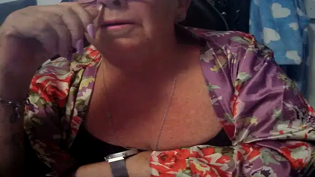 Snapshot of Playful_MILF_Demi chatting on 07/12/26, 06:21 Playful MILF Demi online show from 07/12/26, 06:21