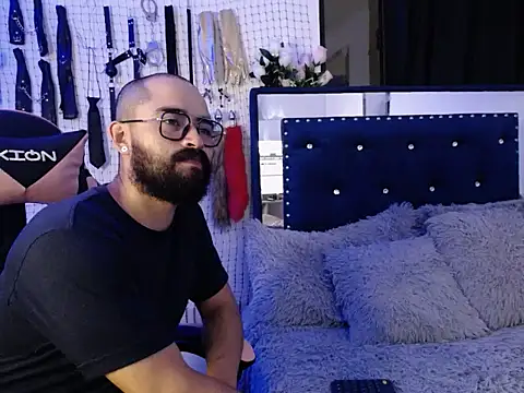 Aron and Queen Annie online show from 11/23/25, 02:22