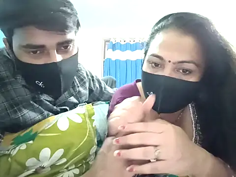 Snapshot of horny_milf_couple chatting on 10/19/25, 04:40 horny milf couple online show from 10/19/25, 04:40