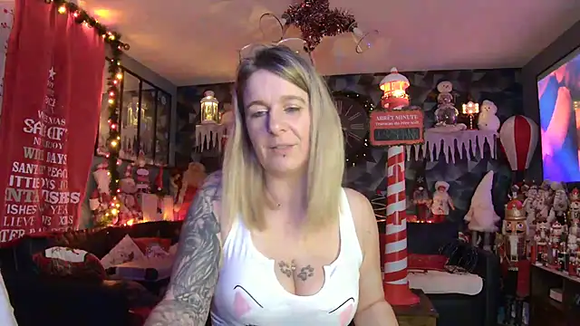 Delichieuse5 online show from 12/18/25, 08:48