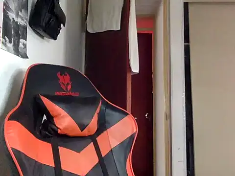 Snapshot of kaspar_6 chatting on 10/20/25, 05:02 kaspar 6 online show from 10/20/25, 05:02