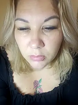 Karamelkaxq online show from 10/28/25, 02:20