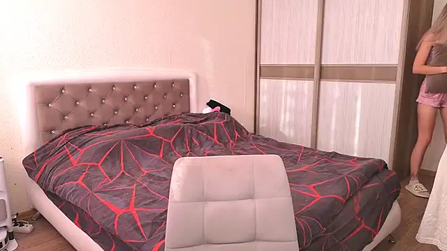 hello kittyyk online show from 10/17/25, 11:46