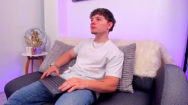 Leoo Miller online show from 11/30/25, 04:16