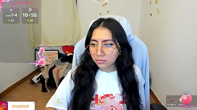 Snapshot of LoveLyy- chatting on 10/17/25, 01:03 LoveLyy- online show from 10/17/25, 01:03