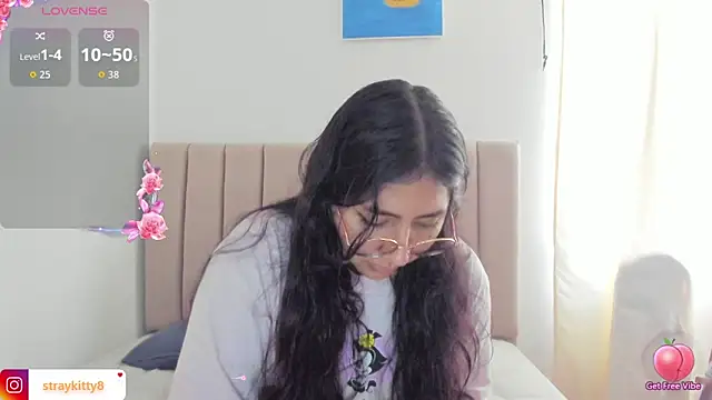 Snapshot of LoveLyy- chatting on 10/27/25, 08:57 LoveLyy- online show from 10/27/25, 08:57