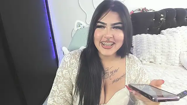 hollycute   online show from 04/20/26, 07:04