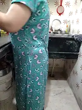 Snapshot of janvi_100 chatting on 10/13/25, 04:34 janvi 100 online show from 10/13/25, 04:34