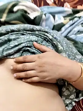 Snapshot of janvi_100 chatting on 10/21/25, 02:45 janvi 100 online show from 10/21/25, 02:45