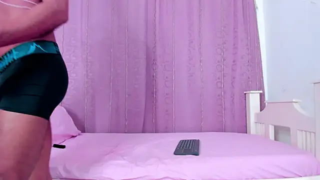 nahomy smiith online show from 10/19/25, 05:24