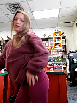 Snapshot of Cassaroll333 chatting on 12/01/25, 04:34 Cassaroll333 online show from 12/01/25, 04:34