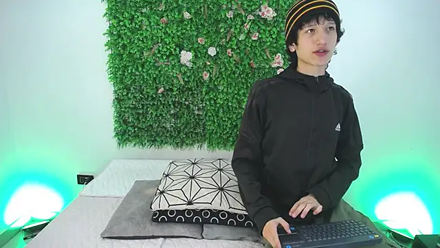 Emo Boy  online show from 11/25/25, 01:00