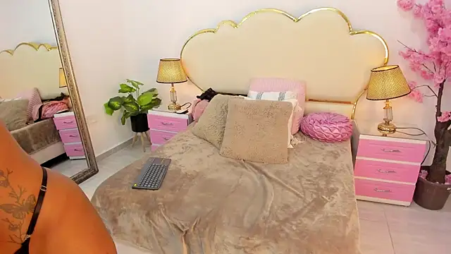 Snapshot of _NinaFox_ chatting on 07/14/26, 08:47 NinaFox online show from 07/14/26, 08:47