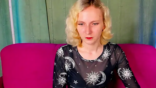 Snapshot of LikiLips chatting on 06/10/26, 01:06 LikiLips online show from 06/10/26, 01:06