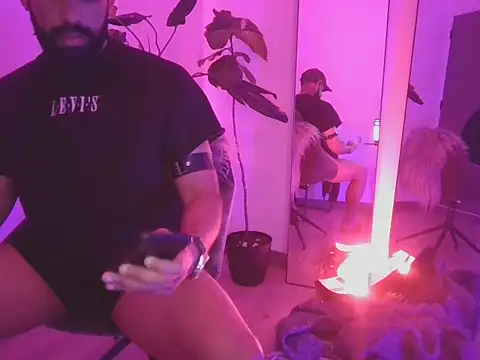 Snapshot of AlejandroFierroxxx chatting on 10/14/25, 06:31 AlejandroFierroxxx online show from 10/14/25, 06:31